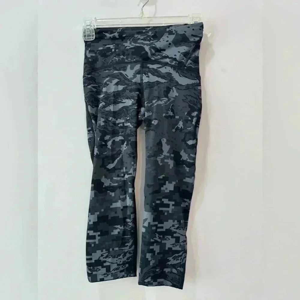 UnderArmour Black and White Print Compression Capri Leggings - Size XS